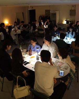 테이블에 6-8명씩 앉을거에요.